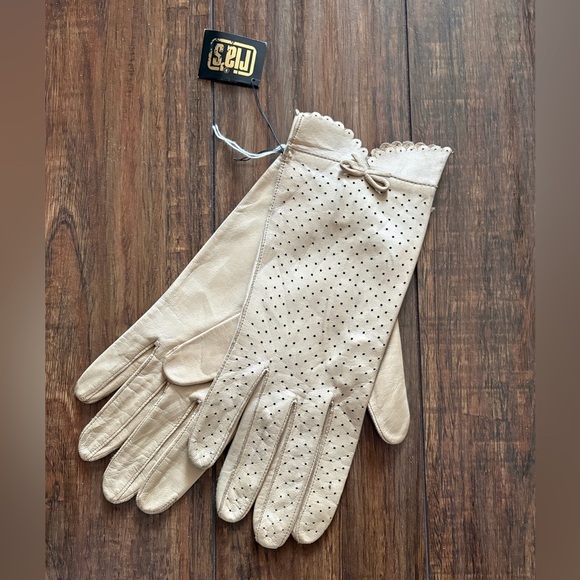Elegant Cream Genuine Leather Gloves Made in Europe Size Small - Picture 2 of 3